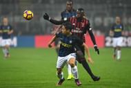 MILAN, ITALY - NOVEMBER 20:  Mbaye Niang (R) of AC Milan competes with Yuto Nagatomo (L) of FC Internazionale during the Serie A match between AC Milan and FC Internazionale at Stadio Giuseppe Meazza on November 20, 2016 in Milan, Italy.  (Photo by Valerio Pennicino/Getty Images)